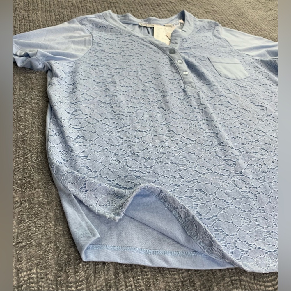 Ivy & Sage Top Lacy Overlay Short Sleeve Shirt Chambray Blue NWT Medium - Picture 5 of 9